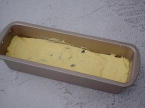 再把面糊挤入学厨模具中，表面抹平，整理成两边高中间低