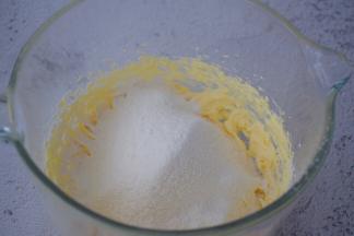 筛入混合好的粉类