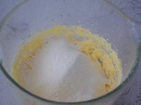 筛入混合好的粉类