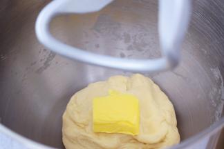 加入黄油，继续启动三档快速揉面10分钟

