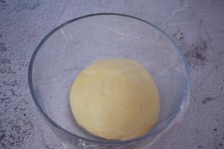 取出面团揉圆盖上保鲜膜放在温暖处发酵至两倍大左右