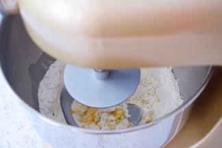 启动一档慢速揉面3分钟，再转三档快速揉面7分钟（共10分钟）