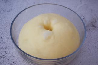 手指沾水或面粉戳一小洞，不反弹不回缩即发酵成功