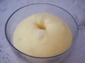 手指沾水或面粉戳一小洞，不反弹不回缩即发酵成功