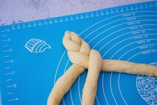 然后再编出一个三股辫子