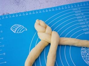 然后再编出一个三股辫子