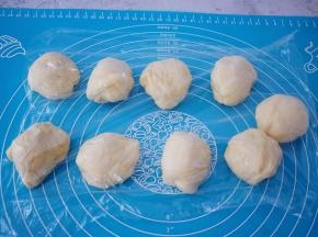 取出面团按压排气揉均匀分成9份，盖上保鲜膜醒发15分钟