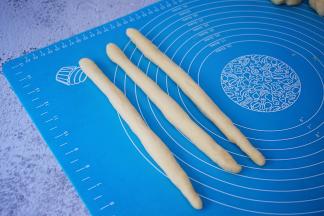 把醒发好的面团三份为一组，搓揉成长条