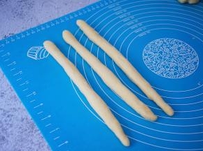 把醒发好的面团三份为一组，搓揉成长条