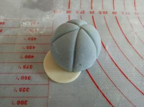 做好白色帽沿，做法参考黄色帽子做法，我就不重复了