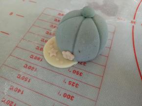 做好装饰，蓝色帽子也就做好了