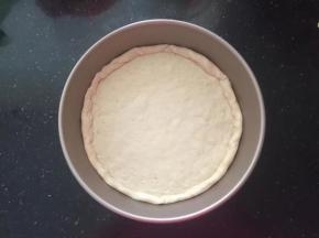 9、烤盘抹一层薄薄的油，放入面饼，按烤盘的大小整理一下形状。