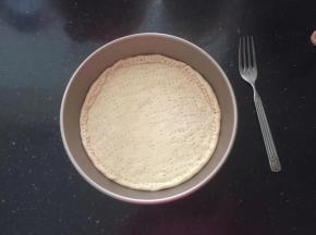 10、用叉子叉小洞，防止烘烤过程中鼓包。