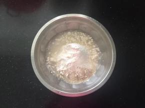 1、把做披萨饼底的材料倒入盆中。