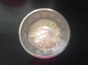 1、把做披萨饼底的材料倒入盆中。