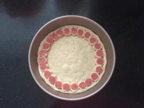 13、码入披萨盘一圈，抹上一层薄薄的油。