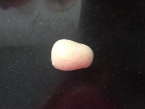 6、发酵好的面团，取出排气后松弛5分钟。