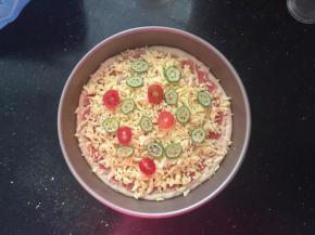 17、铺满马苏里拉奶酪，放上圣女果片和秋葵片点缀一下。