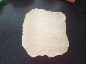 8、取一份擀成圆形。