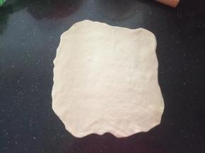 8、取一份擀成圆形。