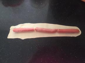 11、另外一份擀成长薄片，码上烤肠。