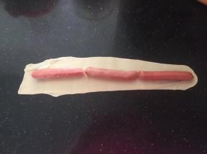 11、另外一份擀成长薄片，码上烤肠。