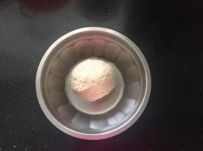 2、手工揉成滋润的面团，放入冰箱冷藏发酵。