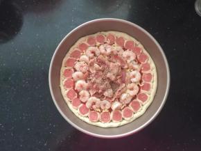 16、放入培根片，撒上一层黑胡椒碎。