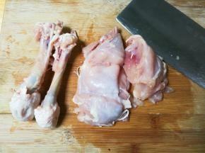 鸡腿洗净擦干水，取出骨头，撕去鸡皮