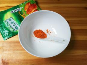 取两勺香甜烤肉料放入碗中