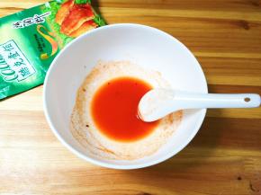 放入两勺清水搅化均匀