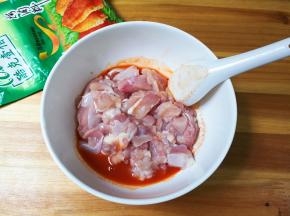 放入鸡腿丁
