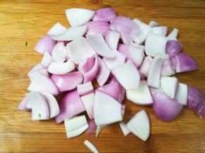 洋葱去皮切成小块