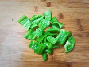 青椒去籽群切成小块