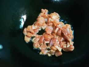 热锅凉油放入鸡腿丁