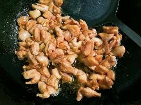 翻炒表面变色盛出