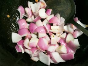 放入洋葱翻炒出香味