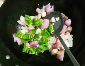 放入青椒翻炒变色