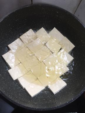 锅烧热倒入适量的油，放入臭豆腐中火煎制。