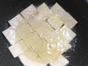 锅烧热倒入适量的油，放入臭豆腐中火煎制。
