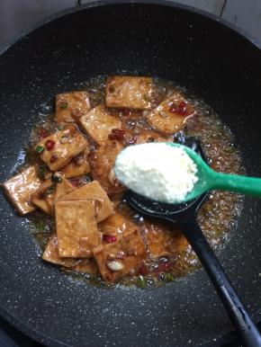 放入一勺鸡精调味。