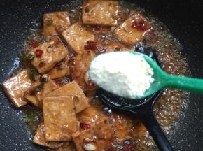 放入一勺鸡精调味。