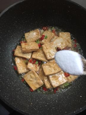 加入一小勺盐。