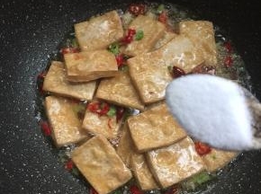 加入一小勺盐。