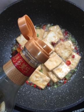 放入一勺生抽。