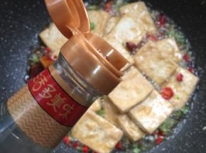 放入一勺生抽。