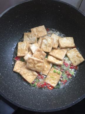 加入少许的水，放入煎好的臭豆腐翻炒均匀。