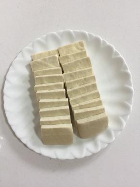 准备一盒臭豆腐。