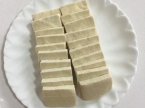 准备一盒臭豆腐。