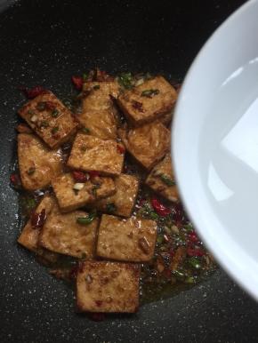 小火慢炖两分钟，放入少许水淀粉勾薄芡。